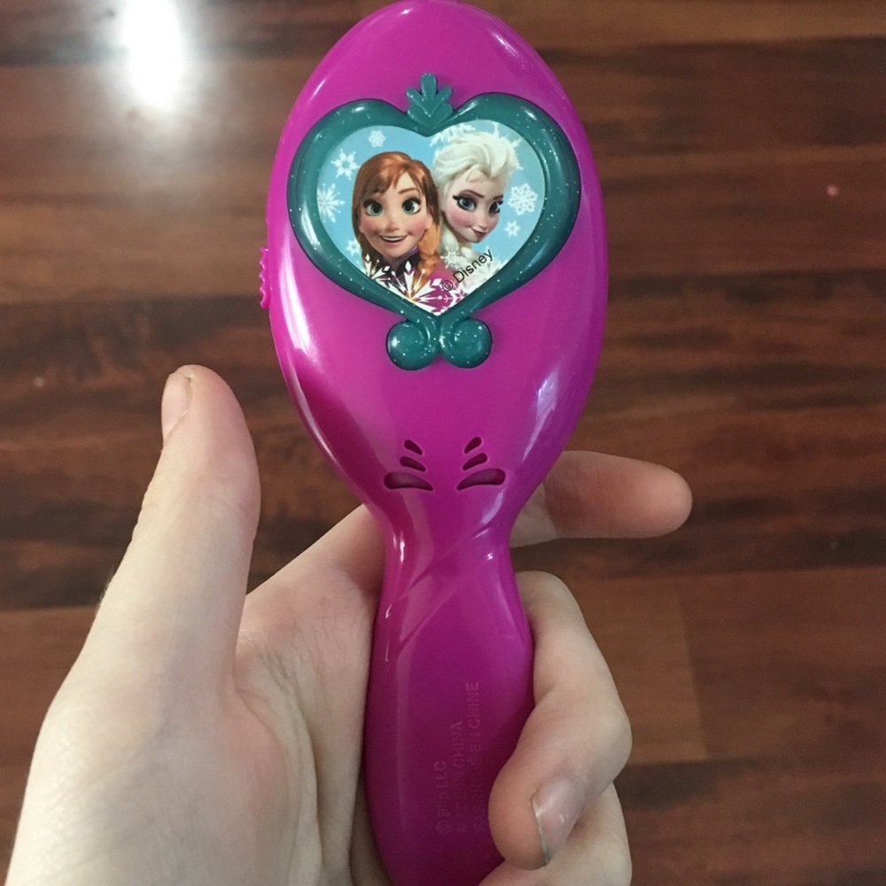 Frozen Doll Brush || Still In 👍 Shape + BATTERY